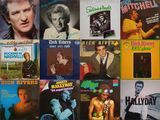 de nombreuses pochettes d'albums différentes accrochées au mur d'un magasin