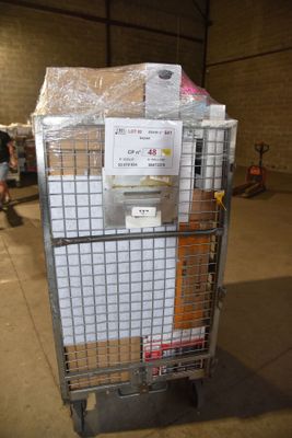 un chariot métallique sur lequel sont posées des caisses, dans un entrepôt
