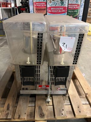 deux machines posées sur une palette dans un entrepôt
