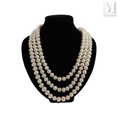 gros plan d'un collier de perles sur un mannequin