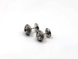 paire de boucles d'oreilles en diamant sur fond blanc