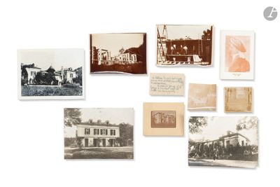 une vieille photo représentant un tas de vieilles photos posées sur une surface blanche