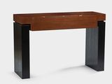 l'image d'une table en bois surmontée d'un tiroir