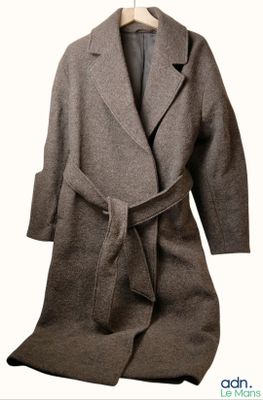 une photo d'un manteau suspendu à un portant
