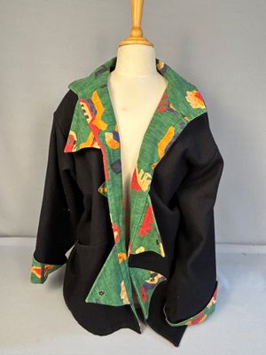 veste posée sur un mannequin, avec un motif vert et rouge