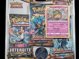 Le jeu de cartes à collectionner Pokémon se trouve dans un étui en plastique transparent