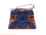 un petit sac à main orné d'une fleur bleue