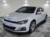 La Volkswagen Sciroad blanche est garée sur un sol en carrelage à damier.