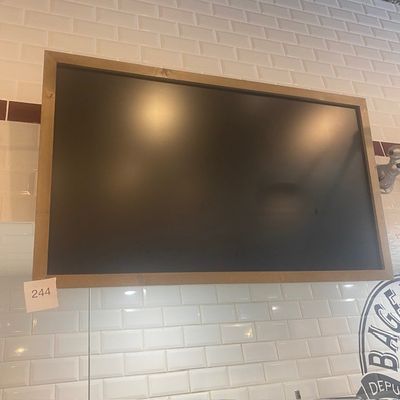 une photo d'un téléviseur accroché au mur d'un restaurant