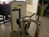 une machine placée au milieu d'une pièce