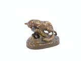 une statue en bronze représentant un ours et un chien sur un rocher