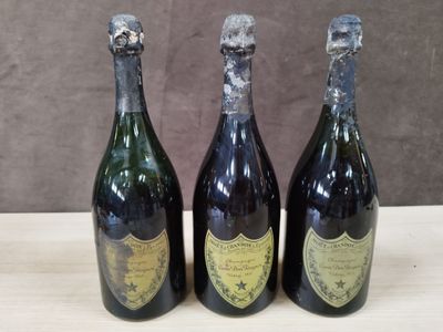trois bouteilles de vin posées sur une table l'une à côté de l'autre