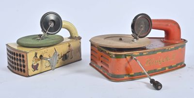 deux boîtes à l'ancienne posées l'une à côté de l'autre
