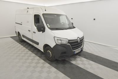 la photo d'une camionnette blanche garée dans un garage