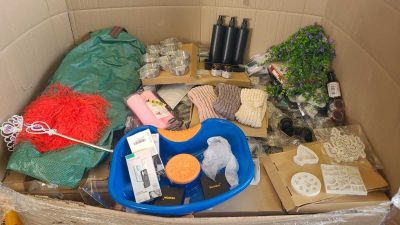 une boîte en carton remplie d'objets hétéroclites