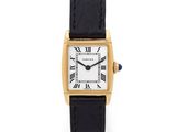 une montre Cartier en or jaune 18 carats avec un bracelet en cuir noir
