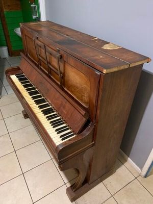 un piano qui se trouve dans le coin d'une pièce