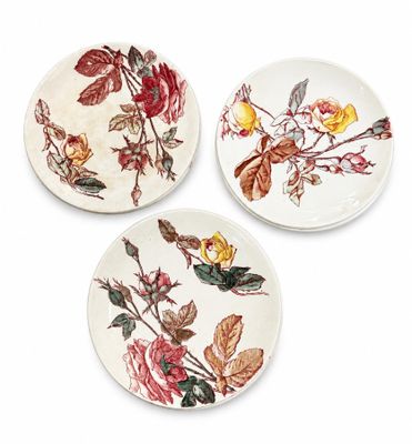 trois assiettes ornées de fleurs et de feuilles sur un fond blanc