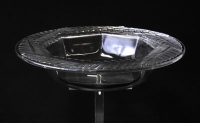 un bol en verre contenant un téléphone portable