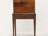 une petite boîte en bois posée sur une petite table