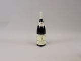 une bouteille de vin posée sur une table