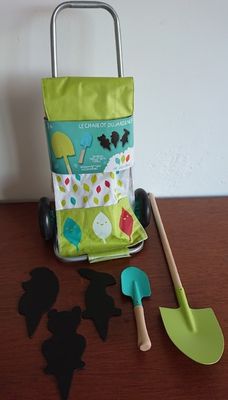 Chariot de jardinage HOUSE OF TOYS avec 3 ardoises, une peti…