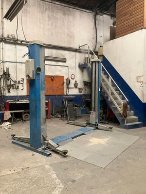 une photo d'un garage rempli de matériel