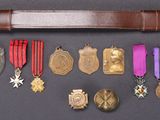 une ceinture en cuir ornée de médailles