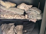 une armoire sur laquelle sont posés de nombreux vêtements