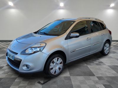 la petite voiture argentée est garée dans le garage sur un sol en damier