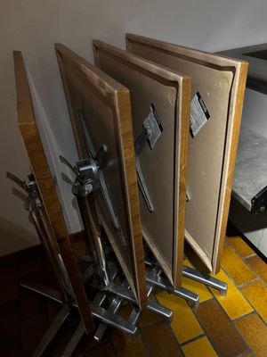 plusieurs morceaux de bois sont empilés les uns sur les autres par terre