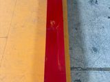 un banc rouge posé au bord de la route