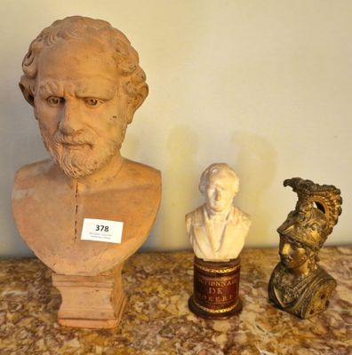 un buste d'homme et un buste de femme posés sur une table