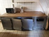 une petite cuisine avec un réfrigérateur et un grille-pain posé sur le plan de travail