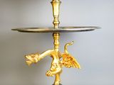 un plateau en argent et or orné d'un oiseau