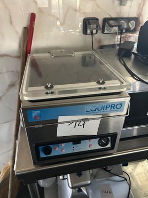 une photo d'une friteuse professionnelle posée sur un plan de travail