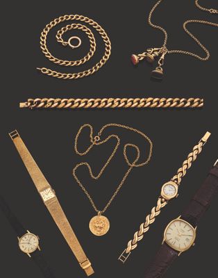 un assortiment de bijoux en or, comprenant une montre, des bracelets et des colliers