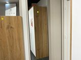 une salle de bains équipée de toilettes et d'un miroir