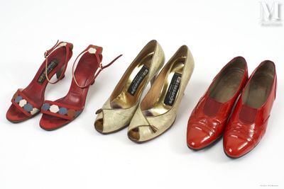 trois paires de chaussures rouges et dorées sont alignées sur une surface blanche