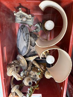 une boîte rouge remplie d'objets variés, exposée