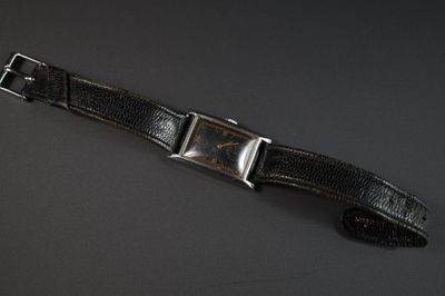 gros plan d'une montre sur une surface noire