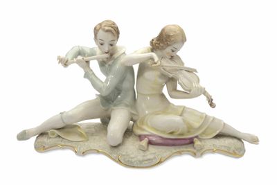deux figurines représentant un homme et une femme jouant du violon