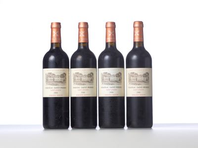 trois bouteilles de vin sont alignées sur une table
