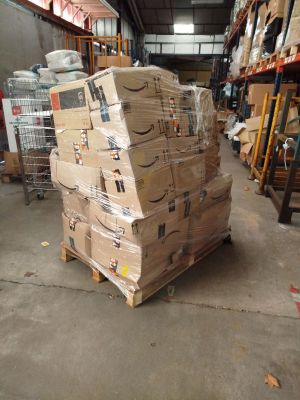 boîtes empilées les unes sur les autres sur une palette dans un entrepôt