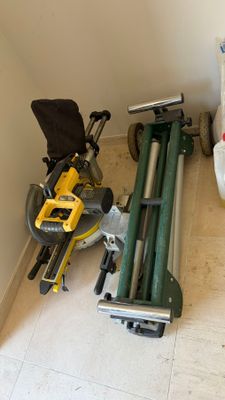 une photo d'une salle de bains avec des toilettes et des outils par terre