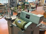 une machine placée au milieu d'une pièce