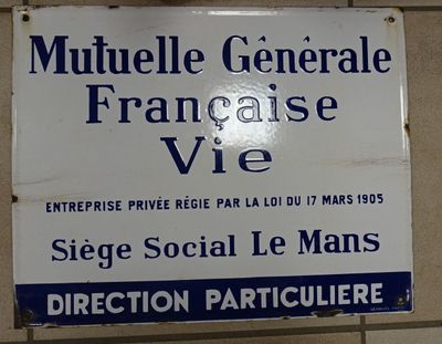 une enseigne apposée sur le côté d'un immeuble sur laquelle on peut lire « Mutuelle Générale Française Vie »