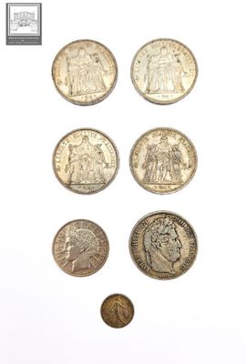 six types de pièces différents sont présentés sur une surface blanche