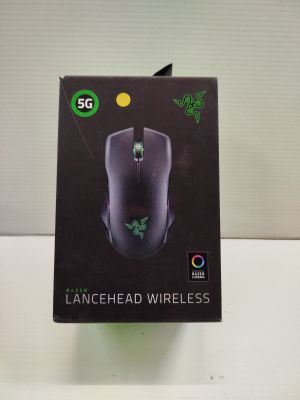 La boîte d'une souris de jeu est ouverte sur la table.