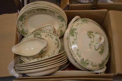 plusieurs assiettes et bols dans une boîte sur la table